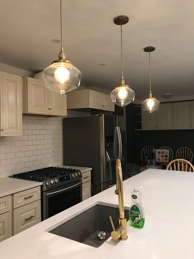 Eat in kitchen - 1272 E 52nd St