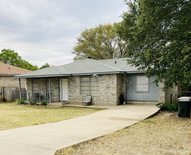 Front yard - 1918 Castle Gate Cir