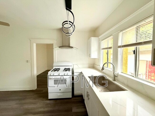 Building Photo - 1910.5 Daly St