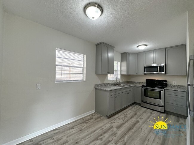 Foto del edificio - Fully Renovated one bedroom with water, se...