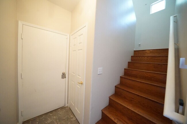 Building Photo - SHOWINGS AVAILABLE 8/15/25