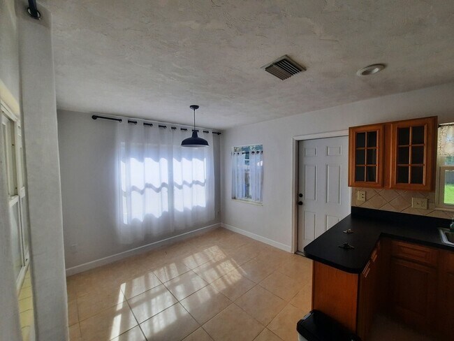 Building Photo - 3234 35th Ave N