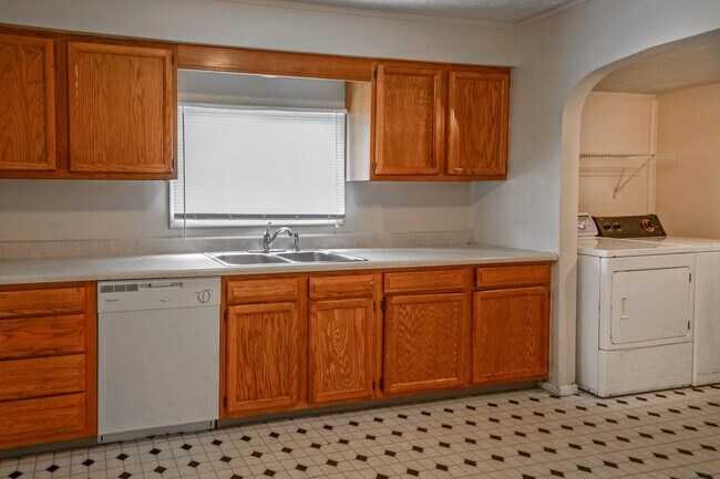 Foto del edificio - Great 3 Bedroom, 2 Bath - Just Off 17th St! *2027*