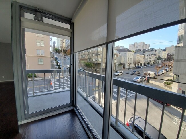 Building Photo - Renovated Pacific Heights 2x2 Condo with g...
