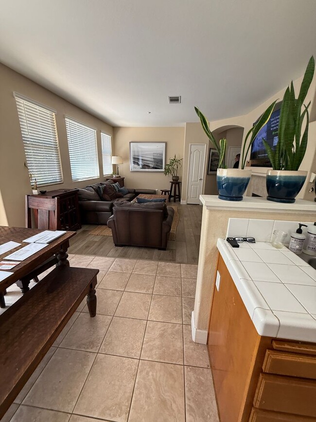 Foto del edificio - Gated 3 br townhome 2 garages fenced yard