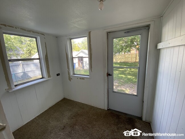 Building Photo - 1229 Merle Hay Rd