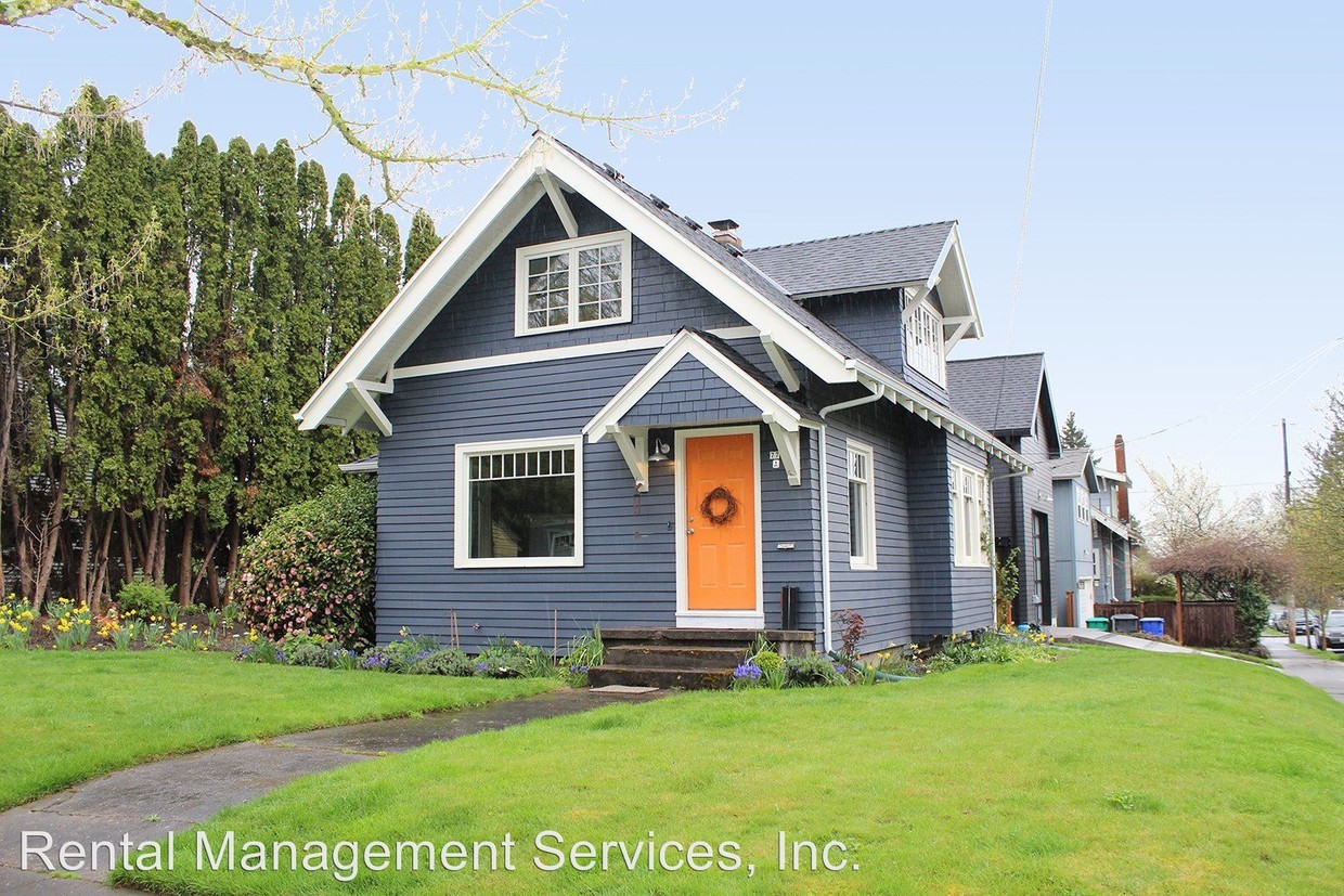 Primary Photo - 77 NE Holland St