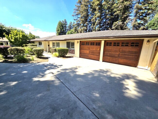 Foto del edificio - Immaculate 5 Bedroom 2.5 Bath Home Near Visalia Country Club