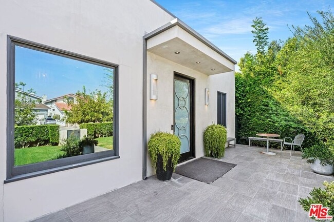 Building Photo - 429 N Lucerne Blvd