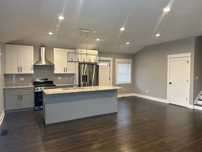 Building Photo - 3830 W Touhy Ave