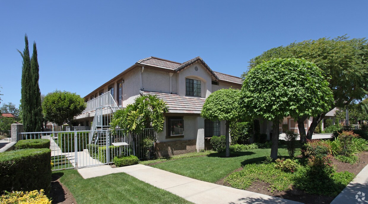 Foto del edificio - Charter Oaks