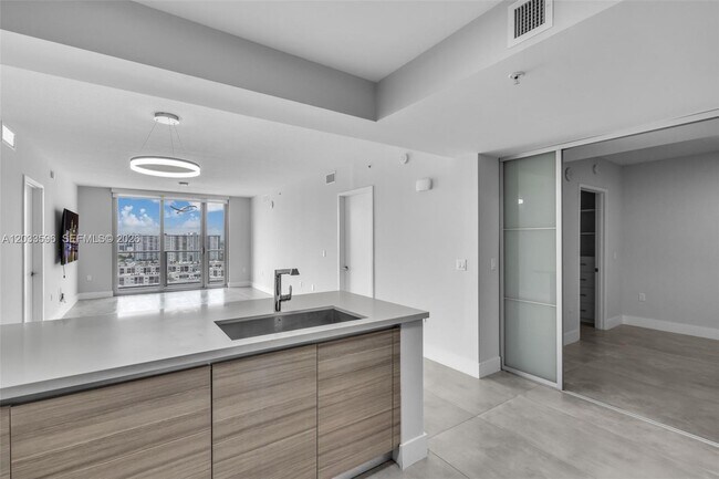 Foto del edificio - 300 Sunny Isles Blvd