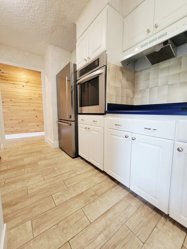 Cocina - 1100 Erie Ave
