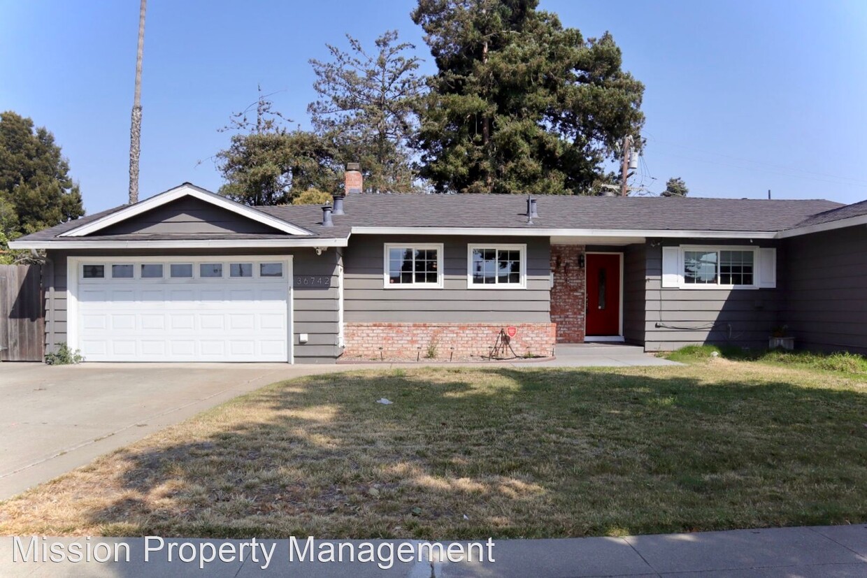 Primary Photo - 4 br, 2 bath House - 36742 Oak St