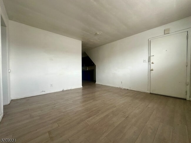 Building Photo - 530 Valley Brook Ave