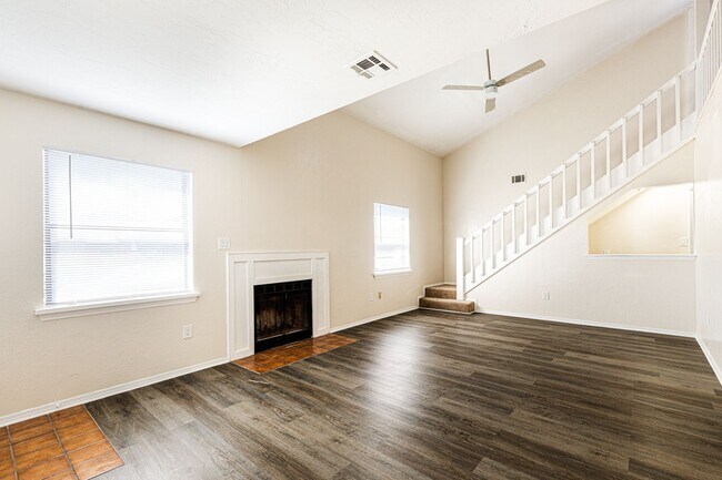 Building Photo - Luxury 2Bed 2Bath LOFT MOVE IN SPECIAL $999