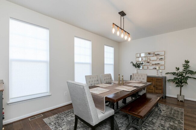 Foto del edificio - Luxurious 4-Bedroom Townhouse with 2 Car G...