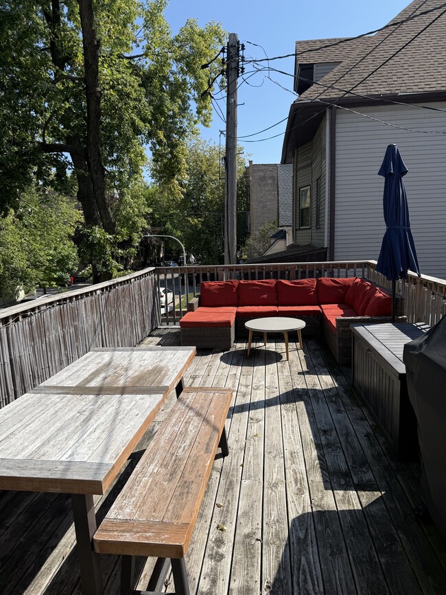 Building Photo - 2455 N Sawyer Ave