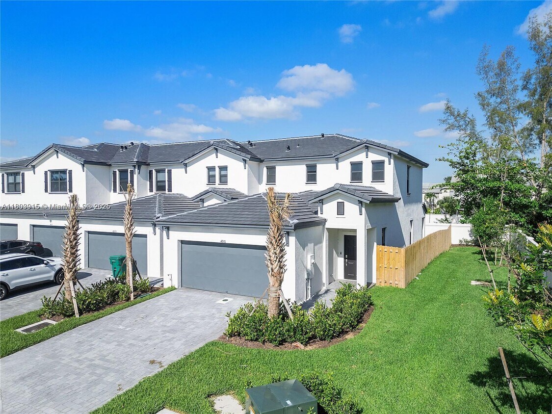 Foto principal - 4901 Oakmont Dr