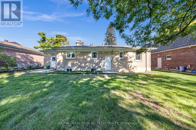 Building Photo - 18 Windridge Dr