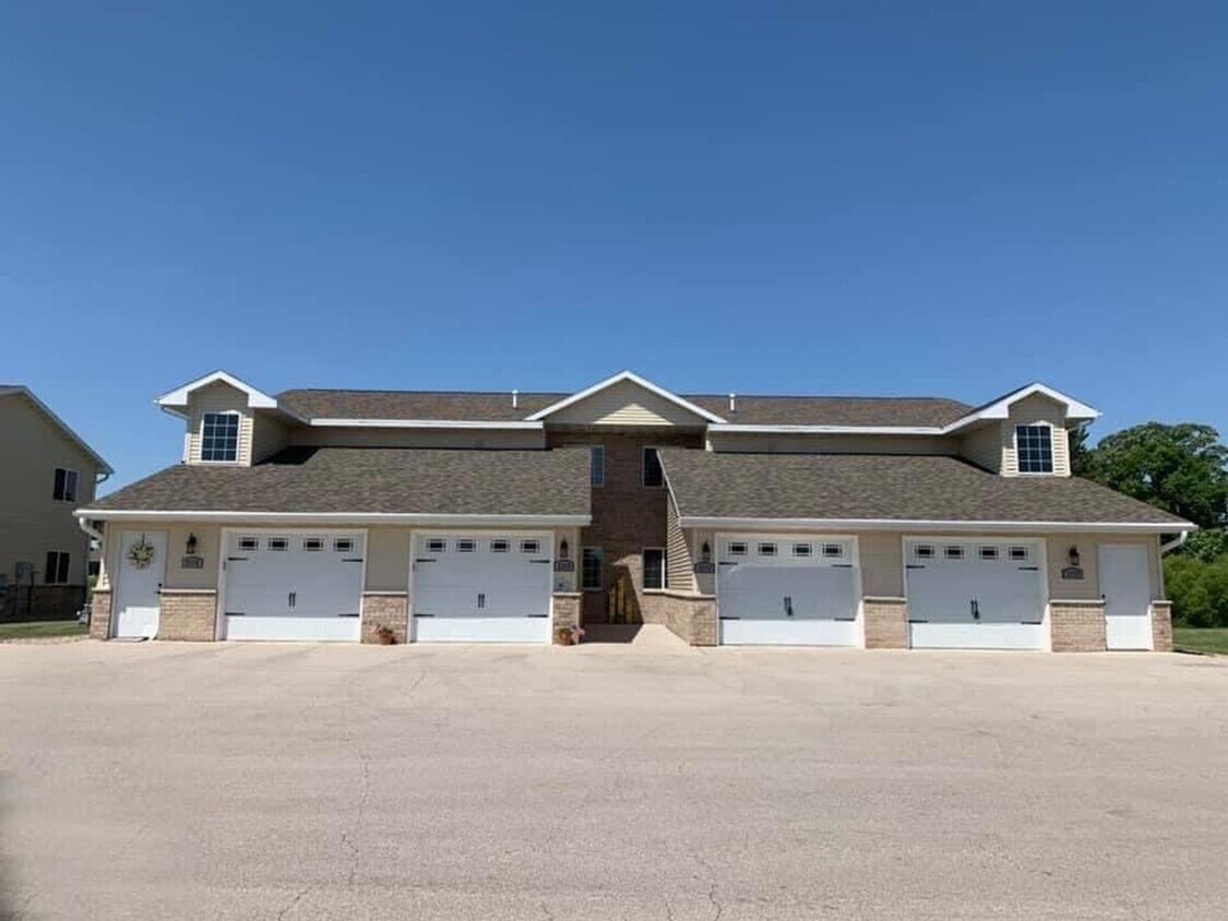 Foto principal - 2 Bedroom, 2 Bathroom Lower Available mid-...