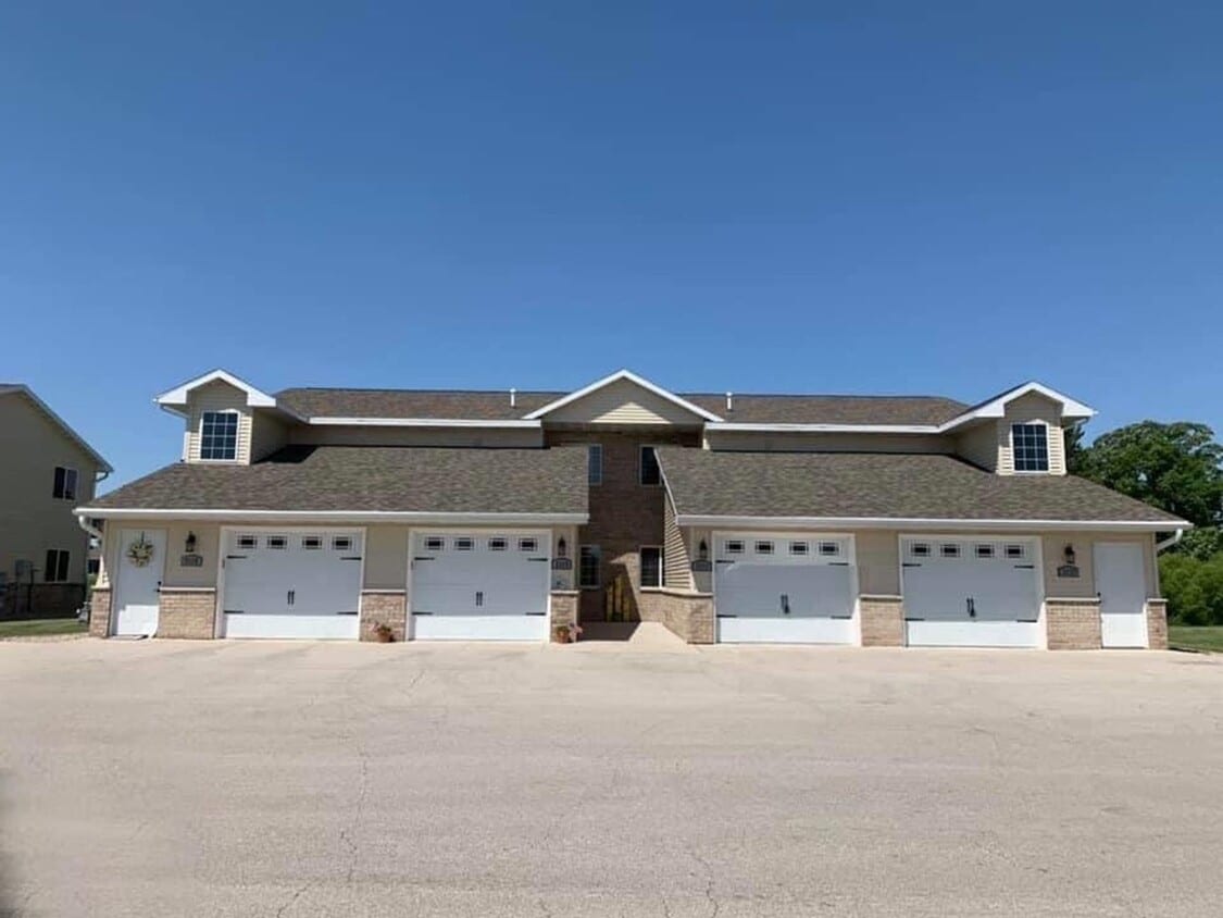 Primary Photo - 2 Bedroom, 2 Bathroom Lower Available mid-...