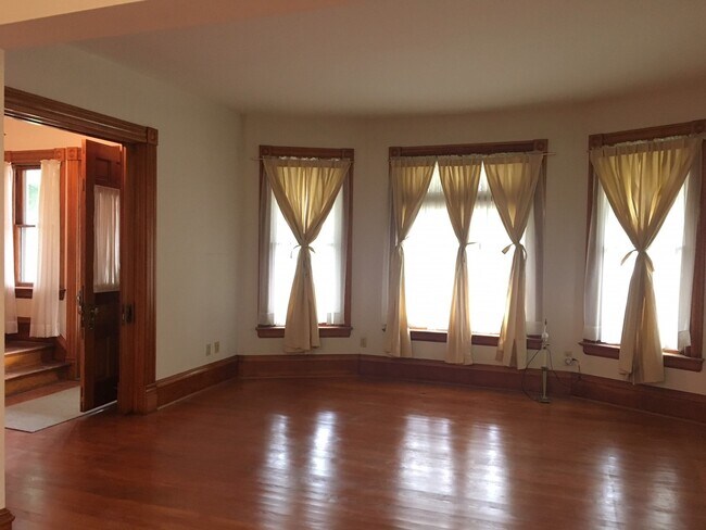 Foto del edificio - Northwest Gem: Spacious 4 Bedroom, 2 Bath Bungalow