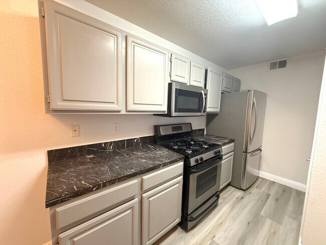 Foto del edificio - SPACIOUS 2BED/2BATH CONDO WITH A LOFT AND 1 CAR GARAGE