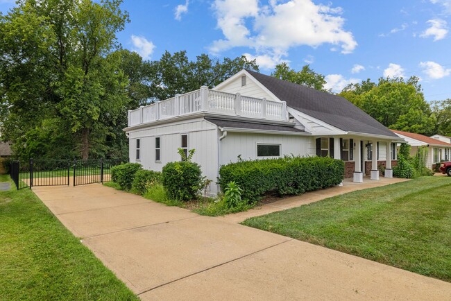 Building Photo - Spacious Home in Kirkwood, Pets Welcome