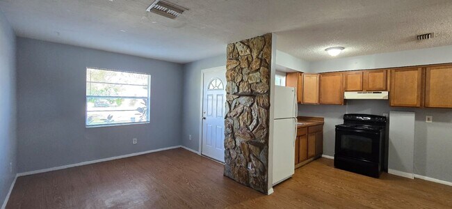 Building Photo - Cozy home located in St Petersburg!