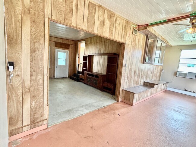 Foto del edificio - Unfurnished 2 Bedroom Manufactured Home in Barefoot Bay Available Now!