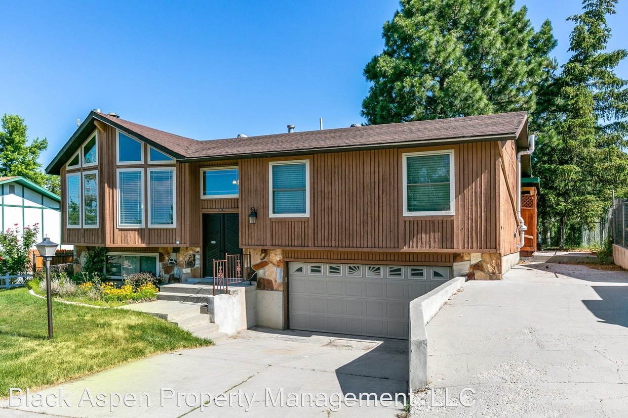 Primary Photo - 1367 Indian Ridge Cir