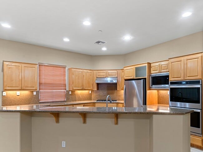 Building Photo - Stunning 7 Bedroom Residence Located in Hayward, CA