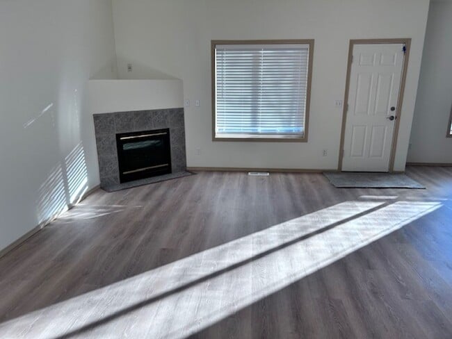 Building Photo - East Vancouver 3 bedrooms!