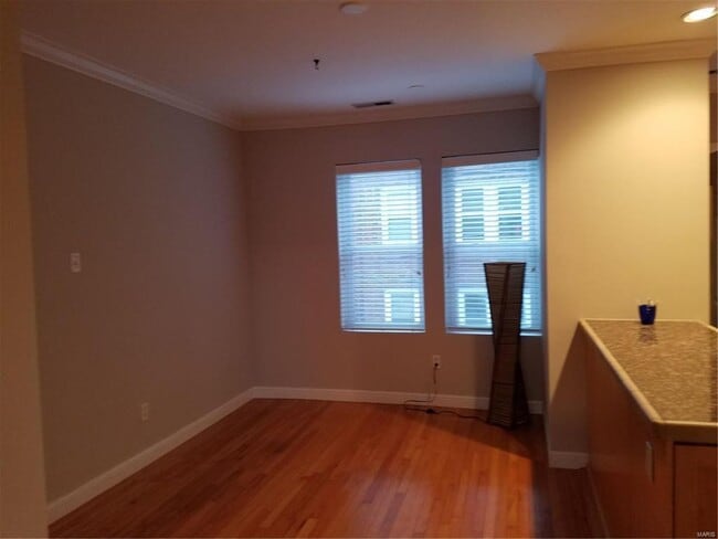 Building Photo - 6318 N Rosebury Ave