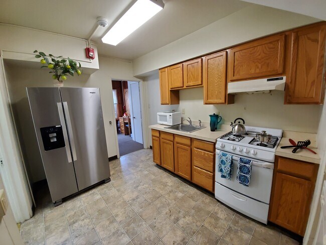 Cocina, piso 1 - The Big Blue House-14-bedroom house