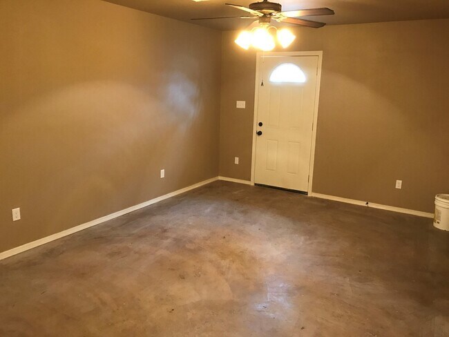 Building Photo - Newer construction home!