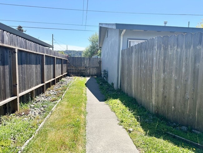Building Photo - Charming 2BR Home in Arcata with Fenced Yard