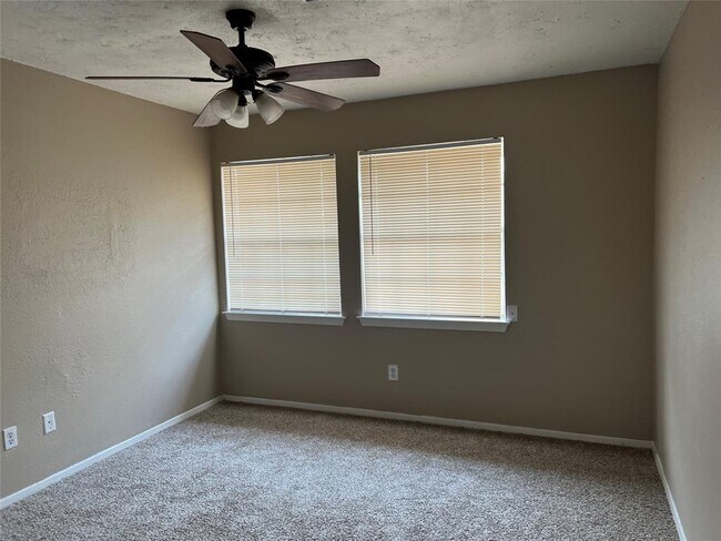Foto del edificio - 12108 Copper Tree Pvt Ln