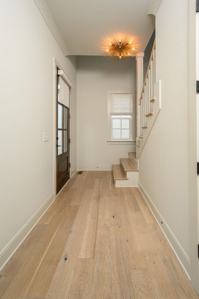 Foto del edificio - **LIKE-NEW, HIGH-END EXECUTIVE HOME WITH I...
