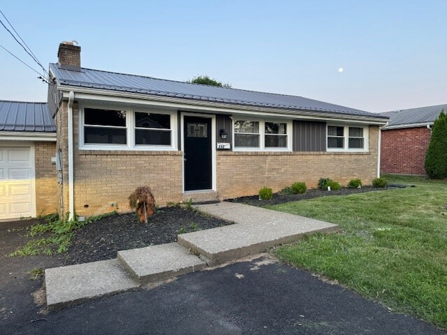Primary Photo - 232 Bluff St