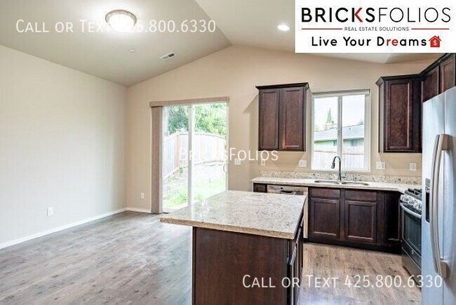 Building Photo - 4-bedroom Lynnwood gem near shops and rest...