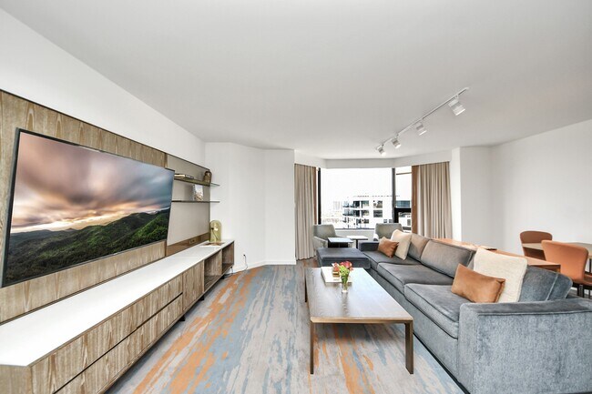 Building Photo - 1300 Lamar St