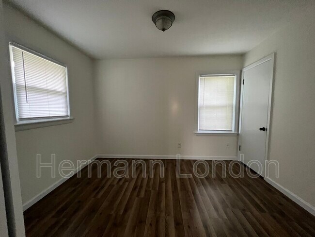 Building Photo - 70 St Maurice Ln