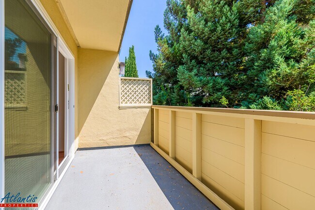 Foto del edificio - Lovely & Spacious Condo | A/C | In-Unit La...