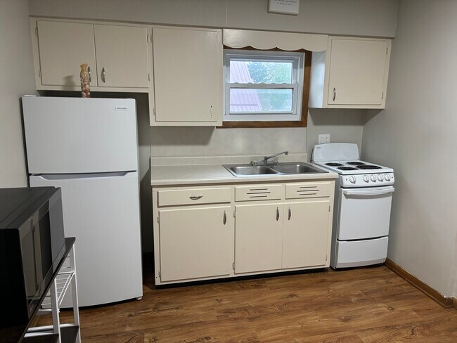 Kitchen - 418 Maple Ave