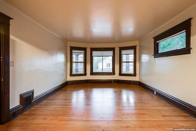 Building Photo - 111 W Parkway Ave