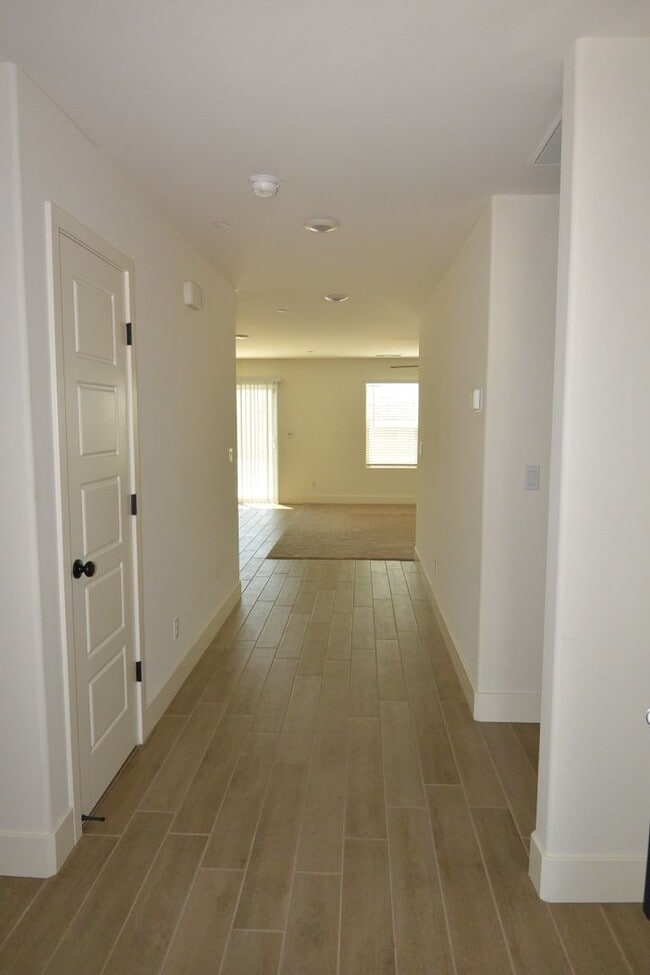 Foto del edificio - Almost Brand New 4 bedroom home in great South East Visalia neighborhood with Solar