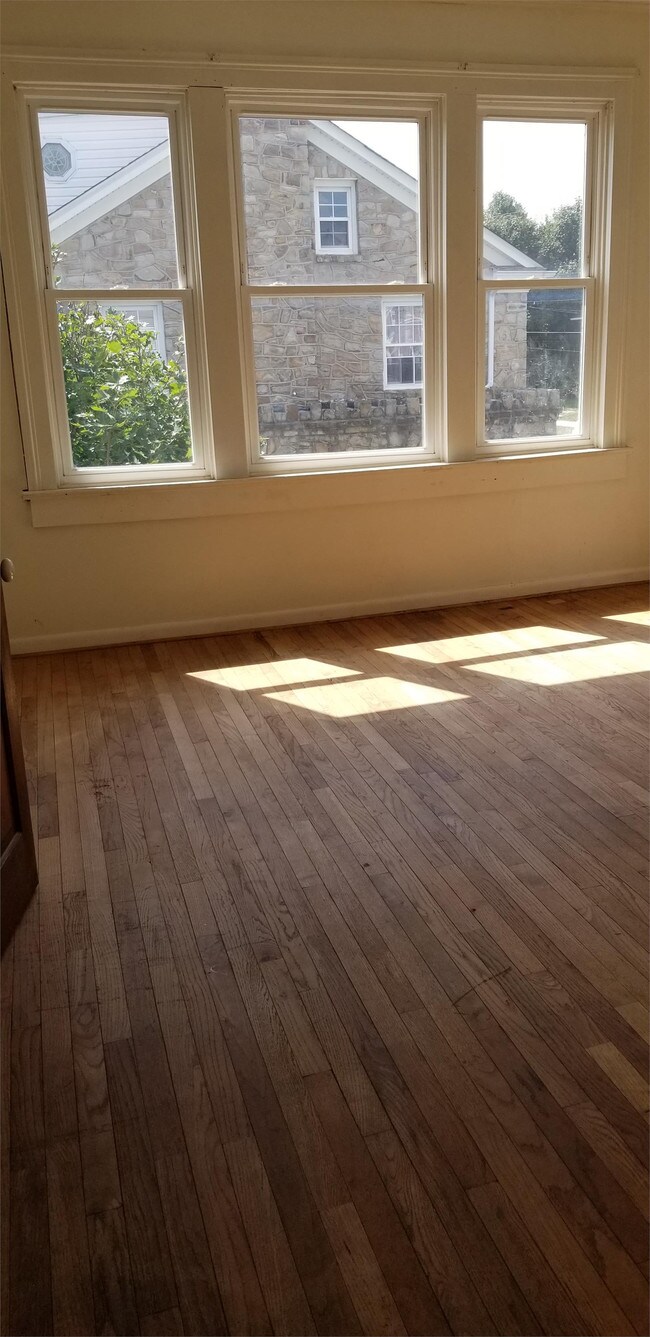 Building Photo - 102 Wood St