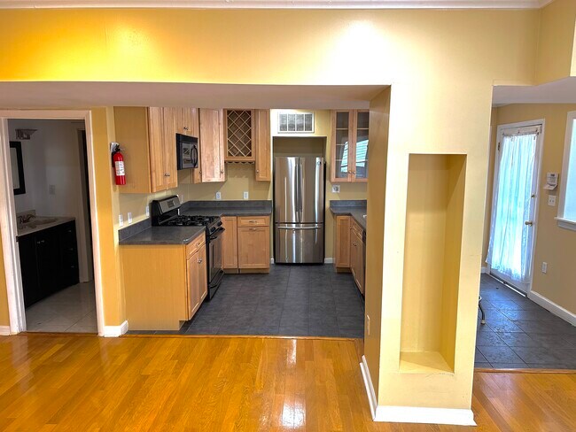 Kitchen w BreakfastBar - 1337 Kearny St NE